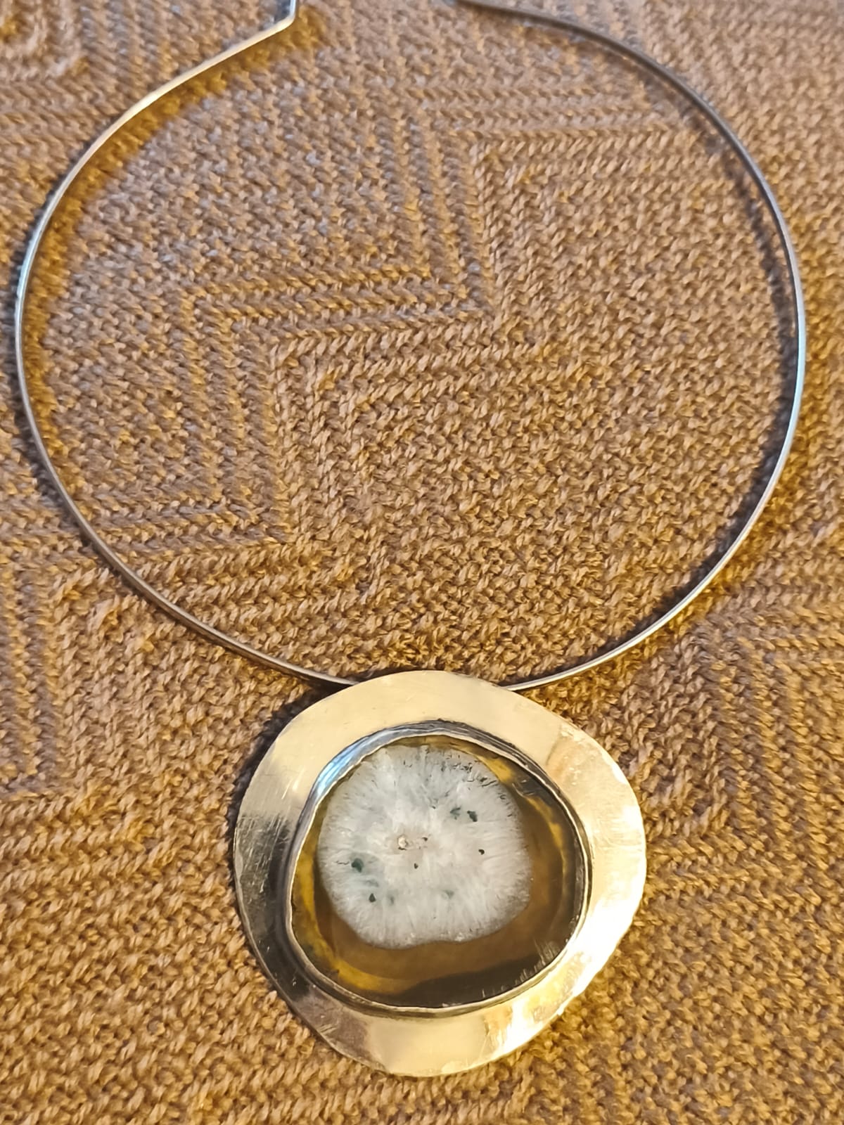 Collar de alpaca con colgante redondo y ágata cristal traslúcida