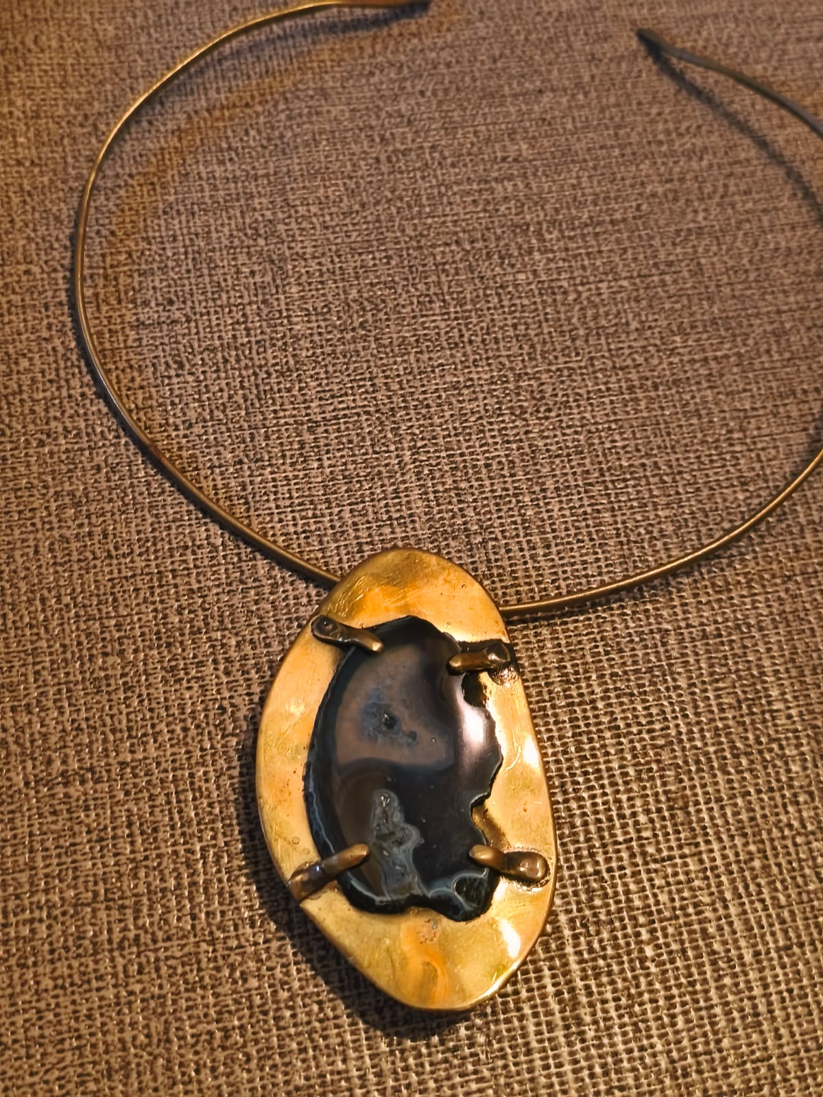 Colgante ovalado de bronce y alpaca con ágata oscura veteada