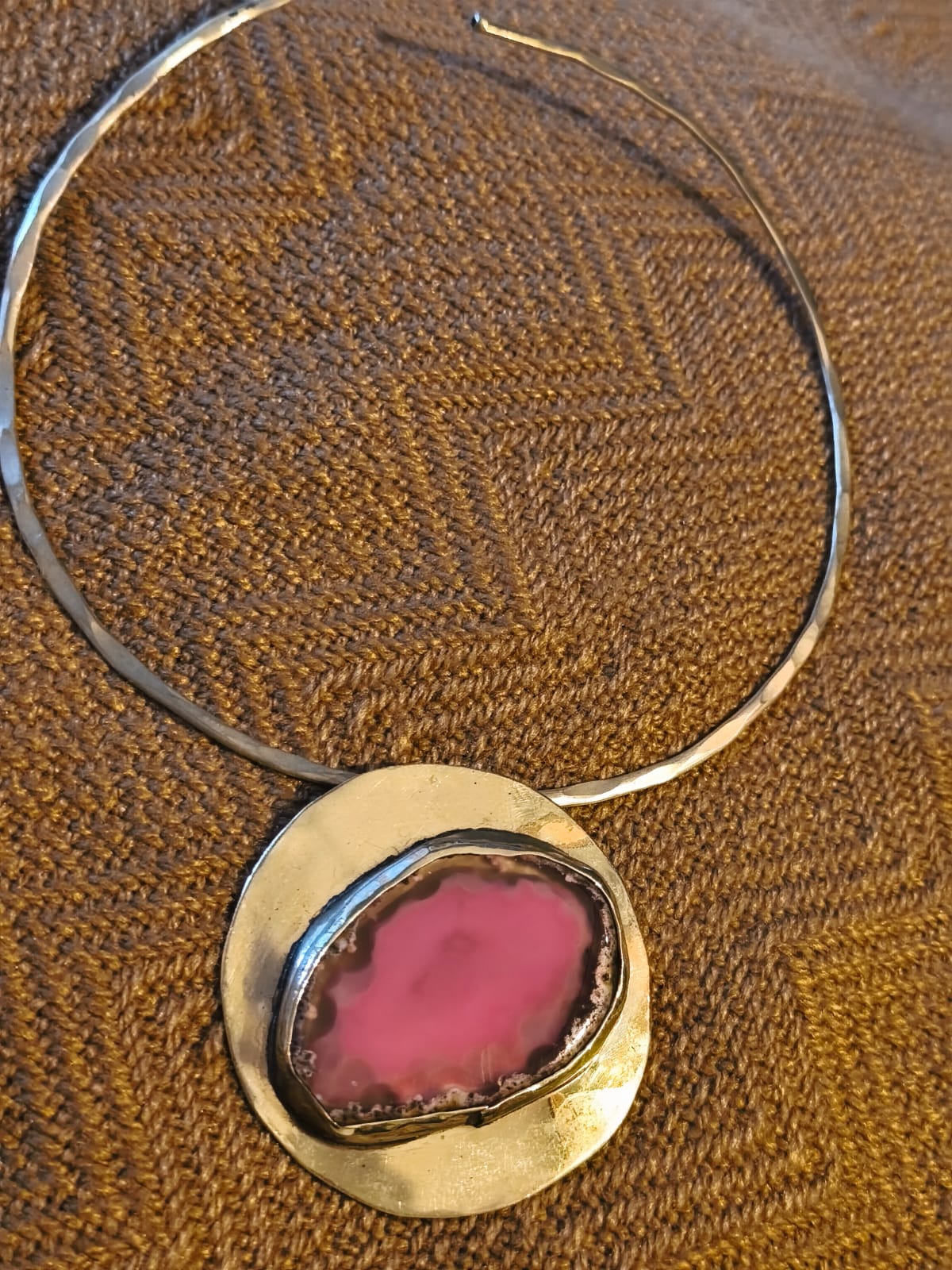 Collar de alpaca con colgante redondo y ágata rosa engarzada a mano