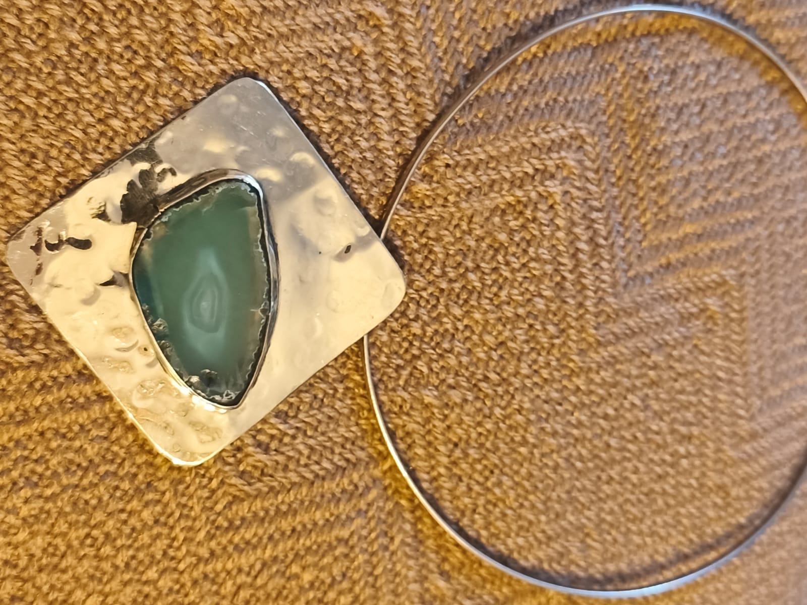 Collar de alpaca con colgante cuadrado y ágata verde engarzada a mano