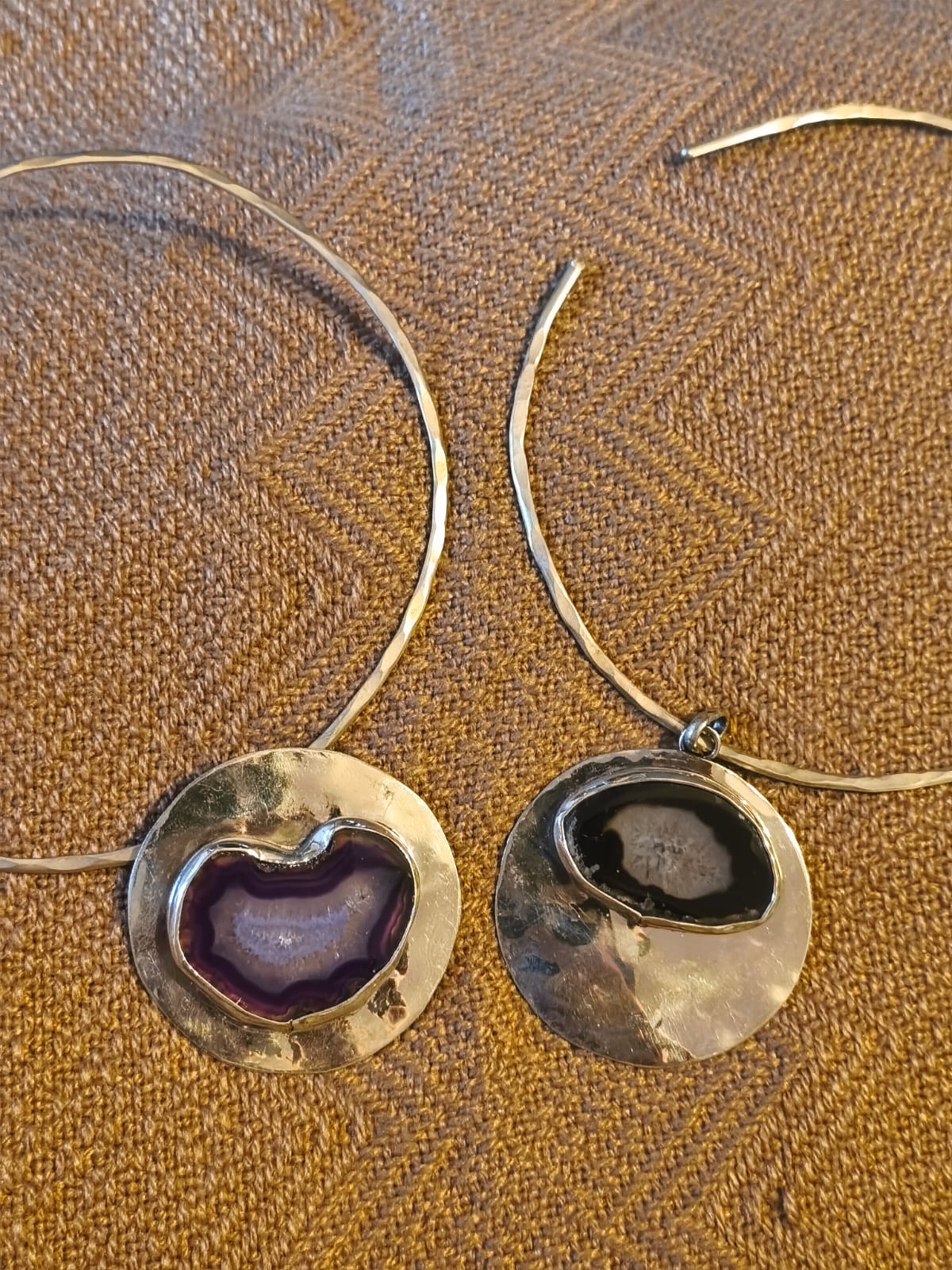 Collares de alpaca con ágata violeta en forma de corazón y ágata oscura