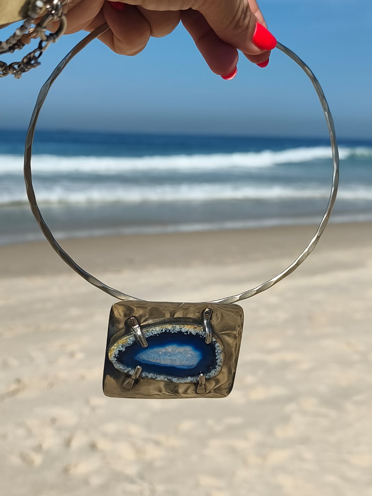 Collar rígido de alpaca con una piedra de ágata azul translúcida engarzada a mano