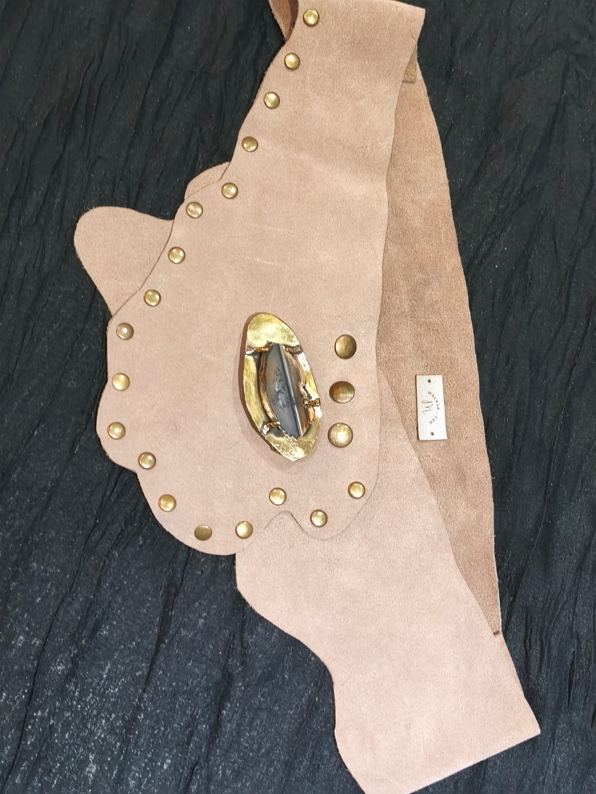 Faja de gamuza nude con tachas de bronce y una ágata central engarzada en metal dorado