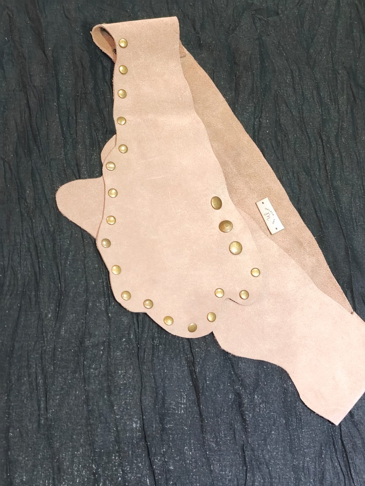 Faja de gamuza nude con tachas de bronce y bordes ondulados, sin hebilla, para anudar