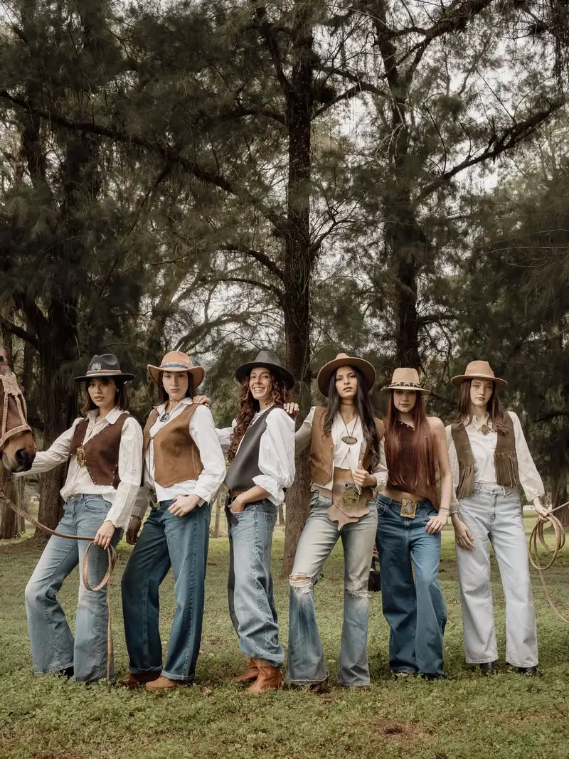 Producción de moda Almas de Tiento Tucumano: seis mujeres con sombreros y chalecos de gamuza en el campo