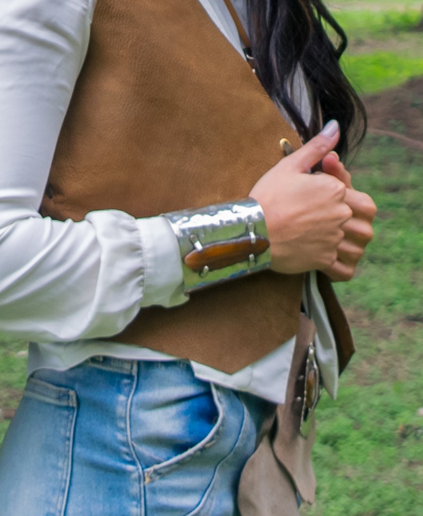 Pulsera ancha de alpaca martillada con una piedra de ágata color miel engarzada a mano