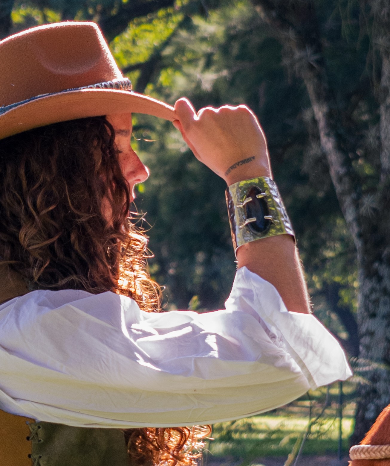Brazalete de alpaca con una piedra de ágata oscura, lucido en la muñeca