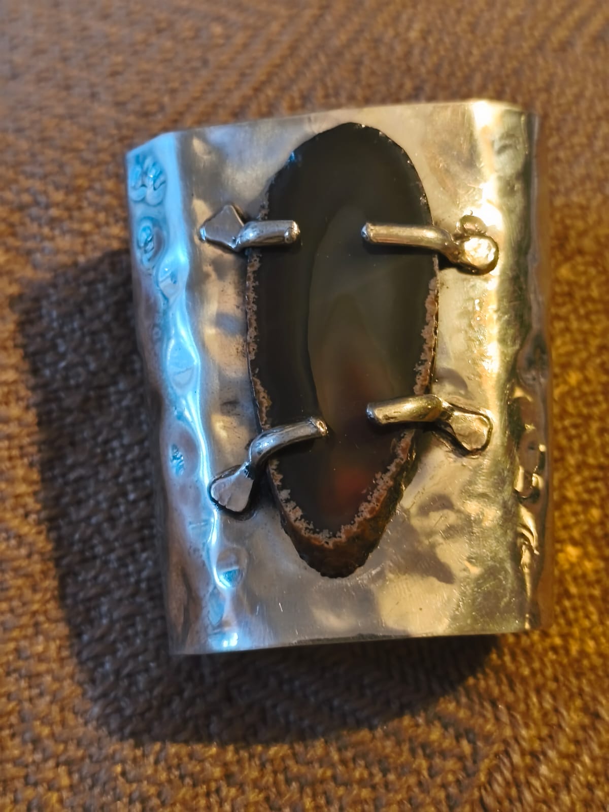 Brazalete ancho de alpaca con ágata oscura veteada engarzada a mano