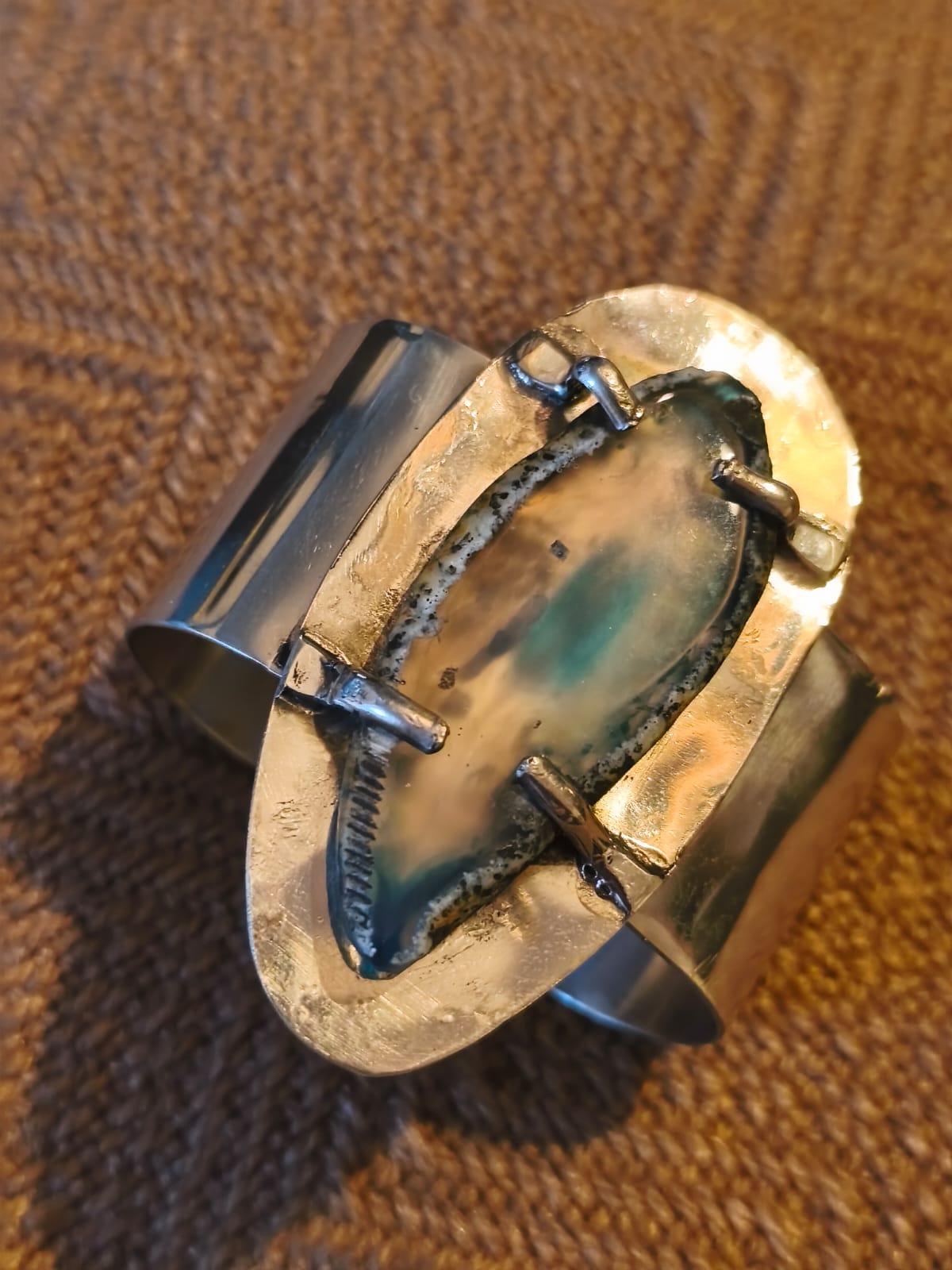 Brazalete ancho de alpaca con ágata verde engarzada a mano