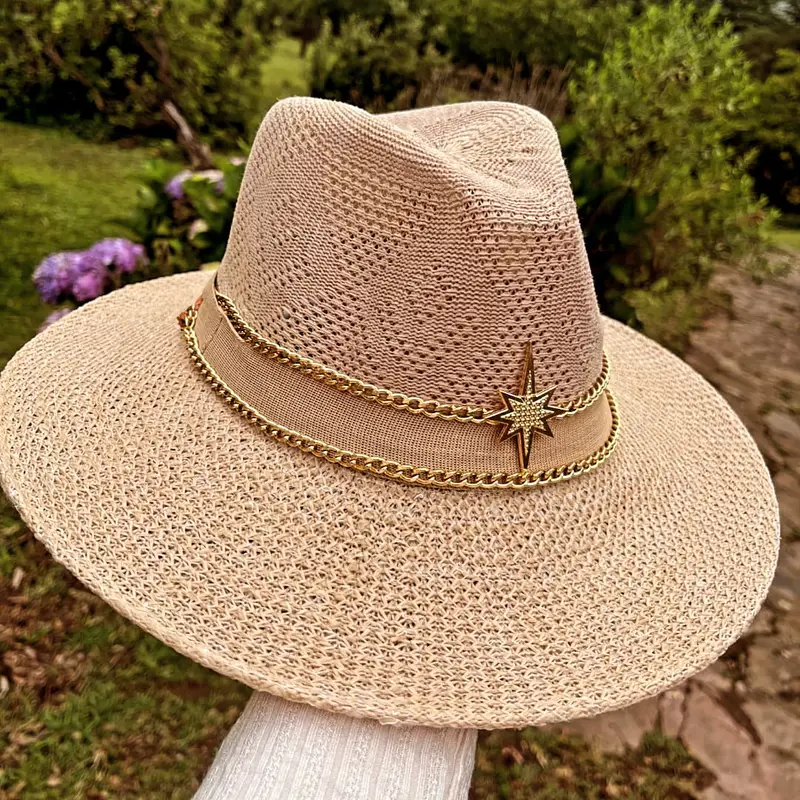 Sombrero de fibra natural beige con doble cadena dorada y dije de estrella