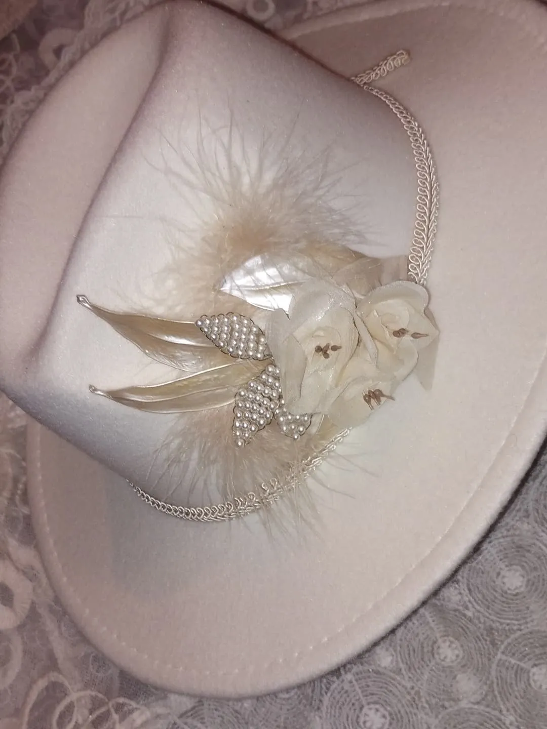Sombrero crema estilo novia y fiesta con plumas, flores de tela y perlas