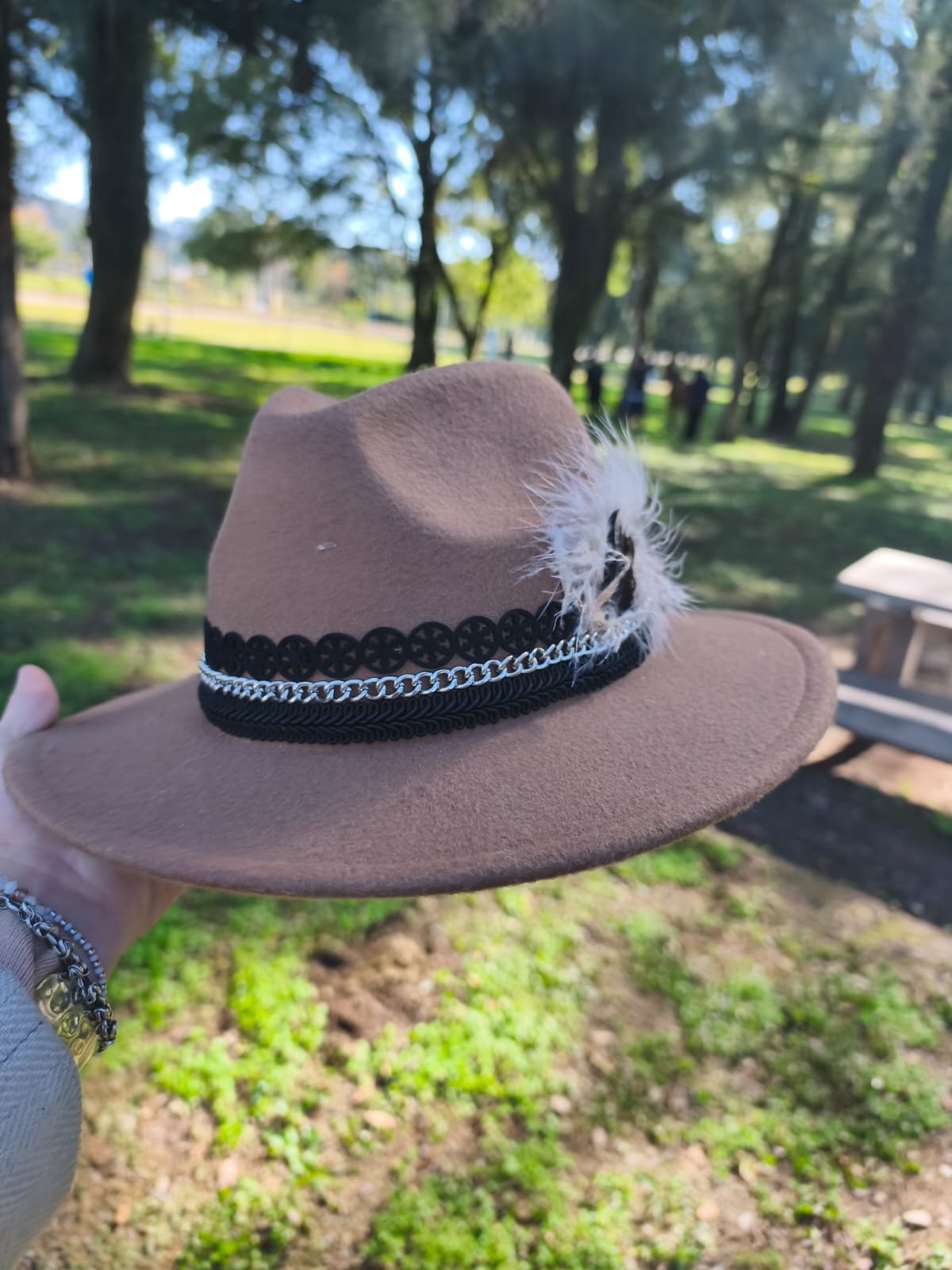 Sombrero de paño camel customizado a mano con banda negra, cadena plateada y pluma