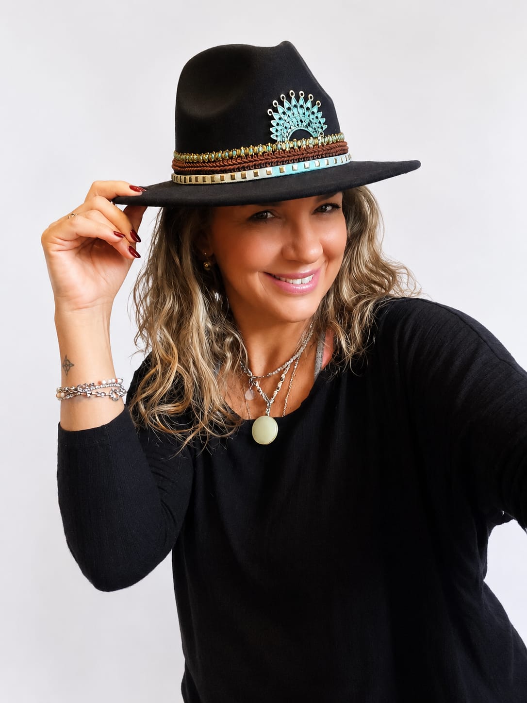 Sombrero de paño negro customizado con aplique metálico turquesa, trenzado y tachas doradas