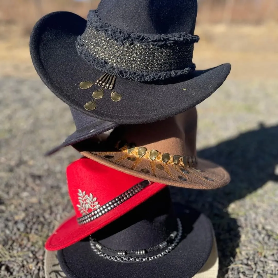 Tres sombreros customizados: negro con dijes, marrón con bronce y rojo con bordado plateado
